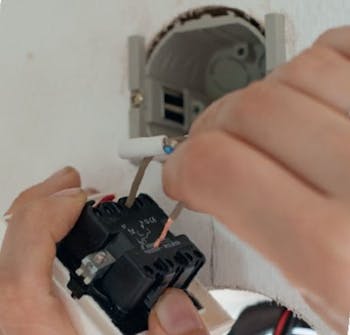 Solcelle ventilator: Forbind ledningerne Solcelle ventilator: Forbind ledningerne